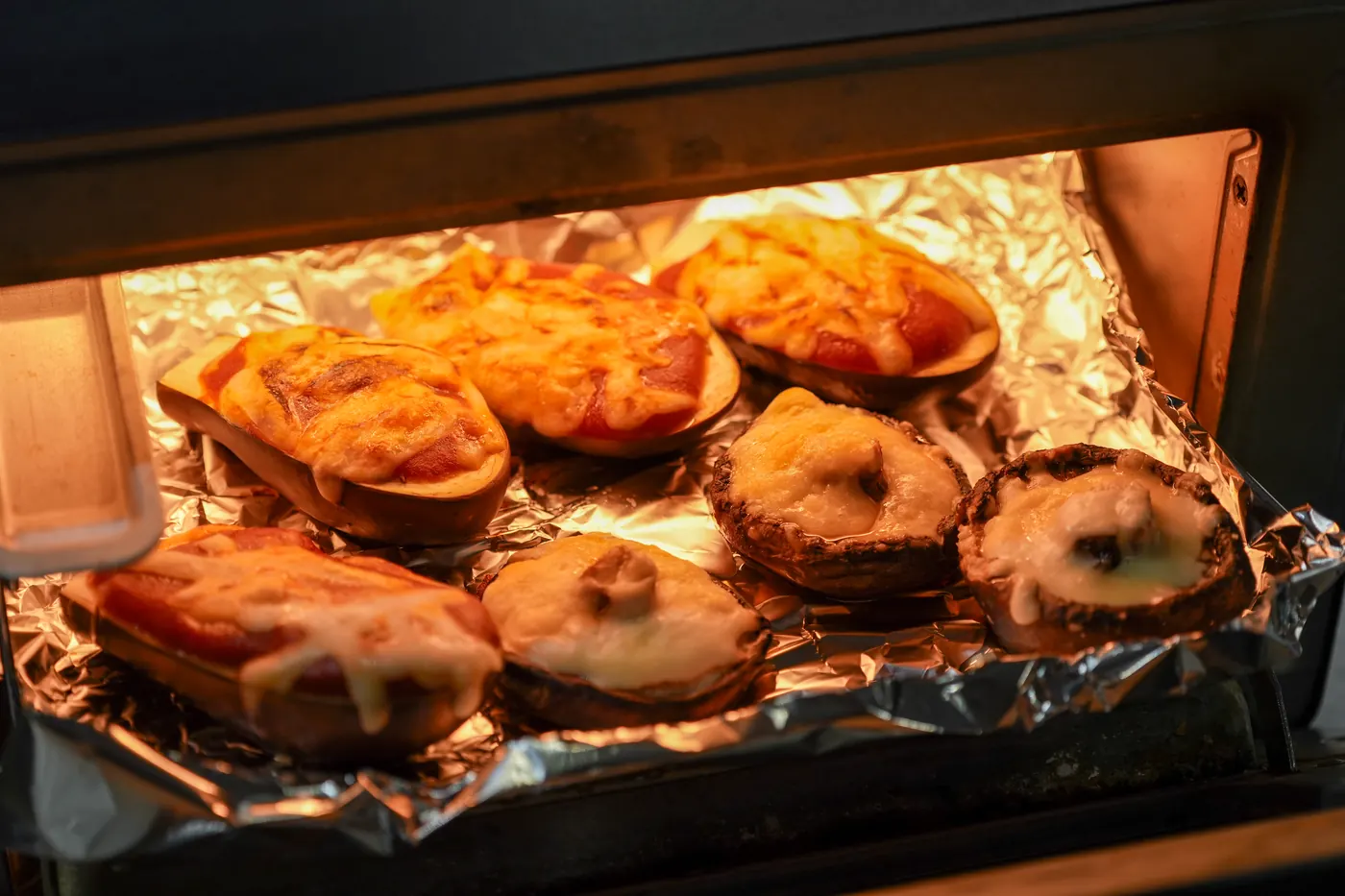 オーブンの天板いっぱいに焼き上がったパン