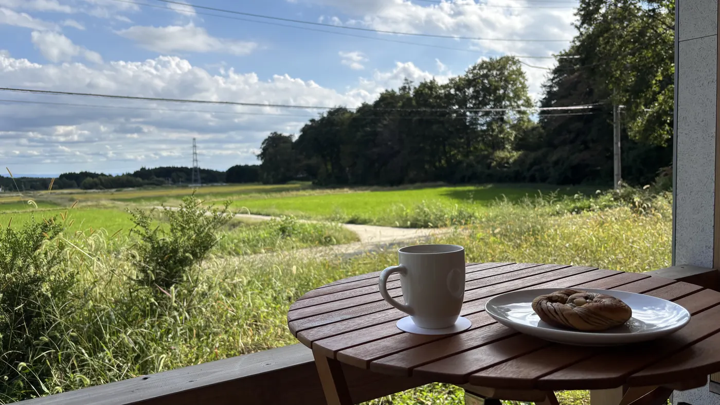 客室のテラスから見える田園と森の景色